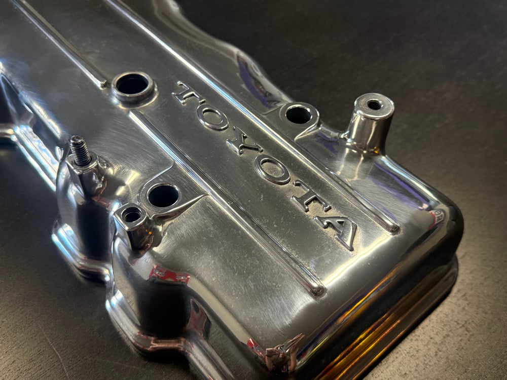 20R 22R Polished Valve Cover Close Up